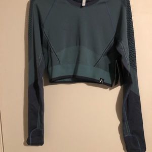 Athleta women’s cropped long sleeve shirt